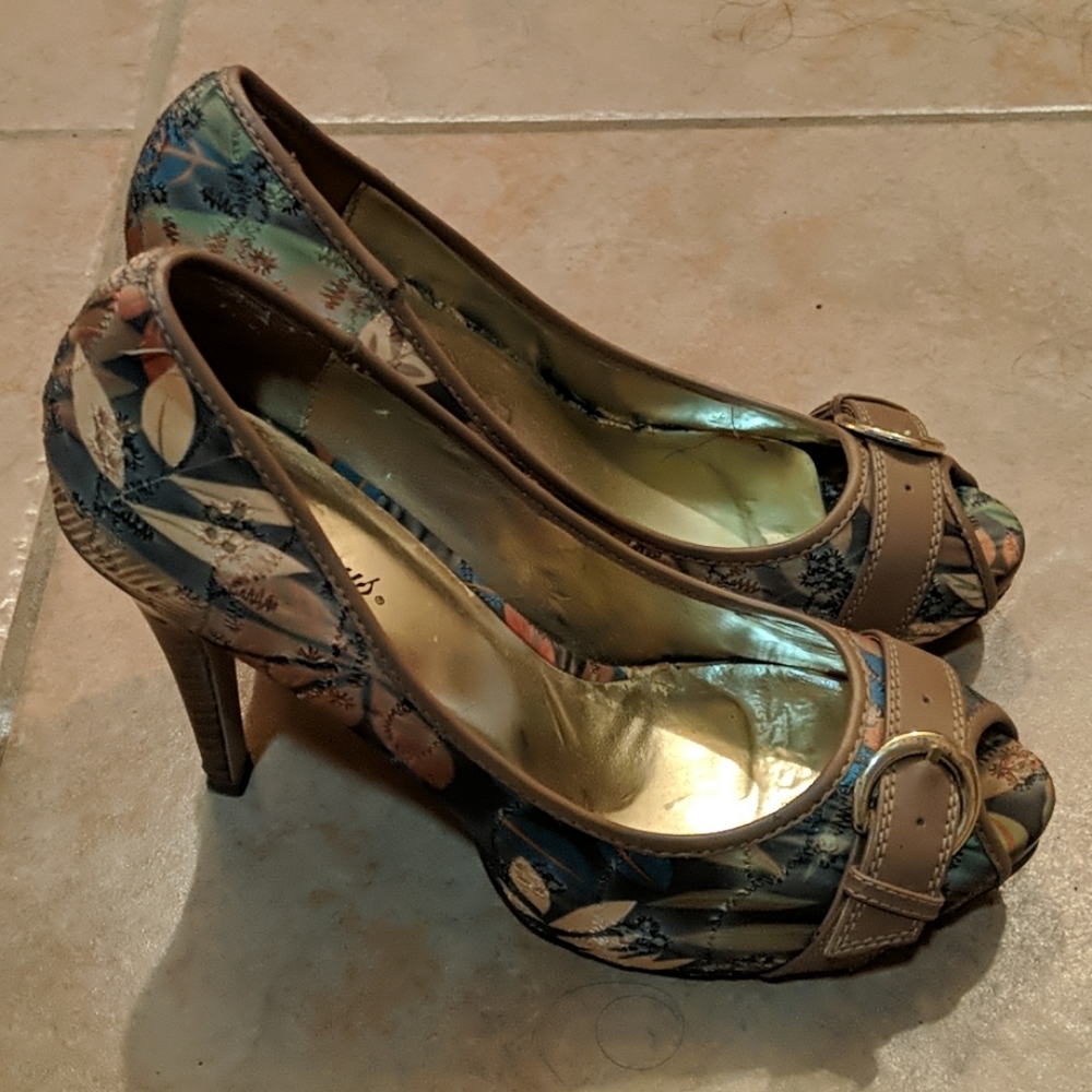Delicious 4.5 Inch Heels - Picture 2 of 9